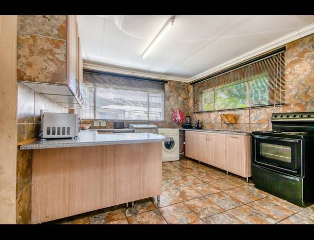 5 BEDROOM FREEHOLD FOR SALE IN MORET